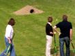 Leute beim KellerGolf spielen